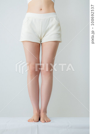 若い女性の下半身 108692537