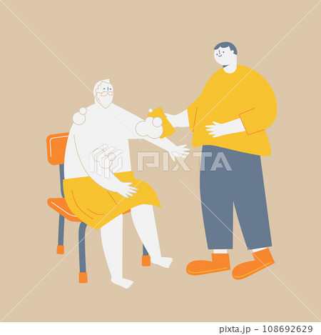 男性に体を洗ってもらう高齢の男性。 108692629
