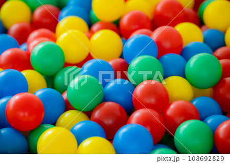沢山のカラフルな球体　 108692829