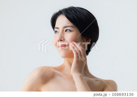 スキンケアをする若い女性 スキンケアをする若い女性 108693130