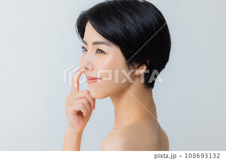 スキンケアをする若い女性 108693132