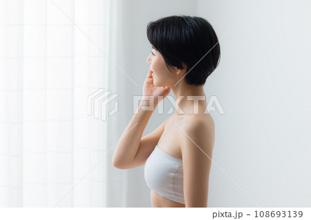 スキンケアをする若い女性 108693139