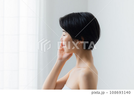 スキンケアをする若い女性 108693140