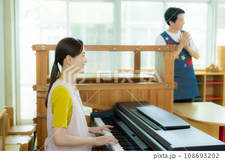 電子ピアノを弾く保育士　 108693202