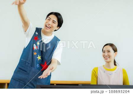 電子ピアノを弾く保育士 電子ピアノを弾く保育士 108693204