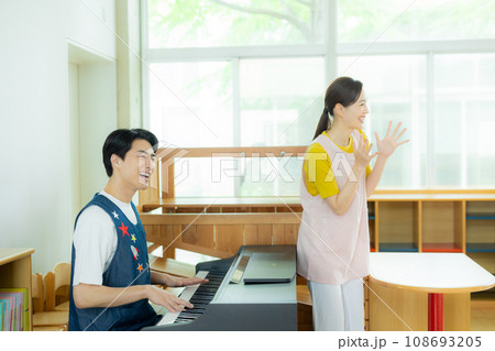 電子ピアノを弾く保育士 電子ピアノを弾く保育士 108693205