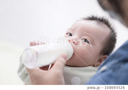 哺乳瓶でミルクを飲む赤ちゃん 哺乳瓶でミルクを飲む赤ちゃん 108693526