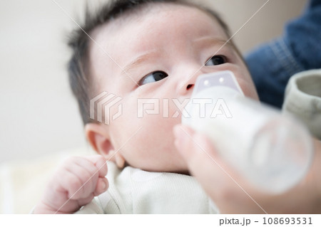 ミルクを飲む赤ちゃん 108693531