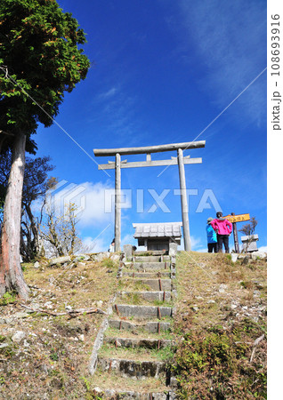綿向山山頂(大嵩神社・登山者)　【滋賀県蒲生郡日野町】 108693916