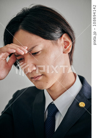 頭に手を当てる男性弁護士 108694142