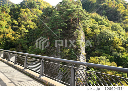 不動大橋からの眺め 岩山 紅葉の季節    不動大橋からの眺め 岩山 紅葉の季節    108694554
