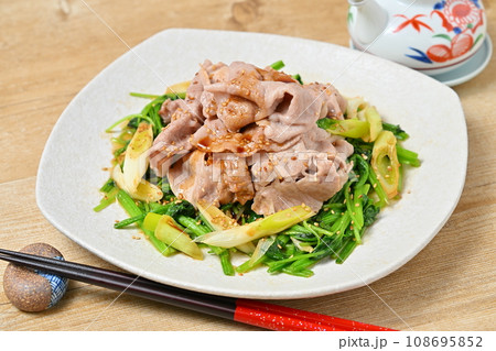 豚肩ロースしゃぶしゃぶ用お肉の焼肉、肉炒め、ほうれん草・三つ葉・白ネギの野菜炒め添え。 豚肩ロースしゃぶしゃぶ用お肉の焼肉、肉炒め、ほうれん草・三つ葉・白ネギの野菜炒め添え。 108695852