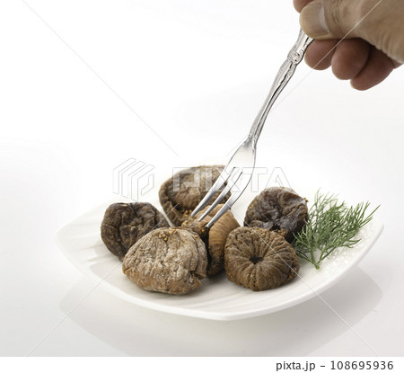 ドライイチジク 白背景 108695936