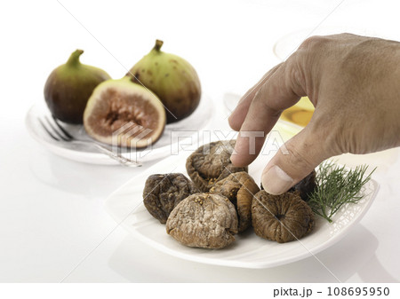 ドライイチジク 白背景 ドライイチジク 白背景 108695950