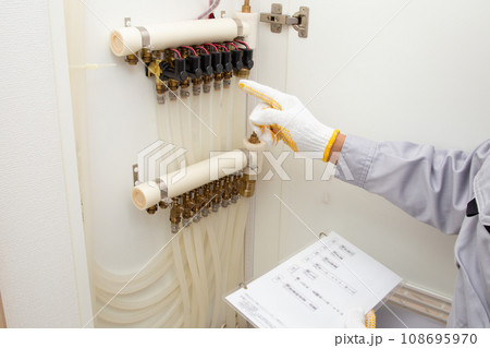 住宅の床暖房設備の点検 メンテナンス 修理 イメージ 住宅の床暖房設備の点検 メンテナンス 修理 イメージ 108695970