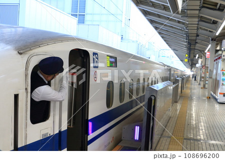 新幹線の車掌　出発進行　安全確認をする新幹線の車掌 108696200
