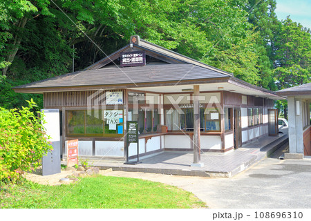 東北・平泉・中尊寺の月見坂入口の風景、平泉観光案内所の周辺の眺め・岩手県平泉町(2) 東北・平泉・中尊寺の月見坂入口の風景、平泉観光案内所の周辺の眺め・岩手県平泉町(2) 108696310