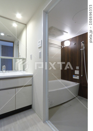 洗面室　浴室 108696355