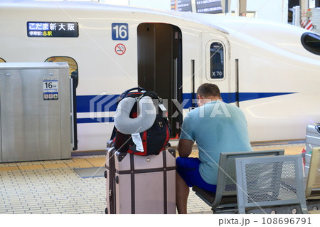 新幹線を待つ外国人旅行者 日本旅行 新幹線を待つ外国人旅行者 日本旅行 108696791