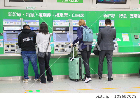 新幹線のチケットを買う外国人旅行者　インバウンド 108697078