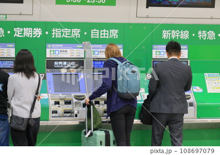 新幹線のチケットを買う外国人旅行者 インバウンド 新幹線のチケットを買う外国人旅行者 インバウンド 108697079