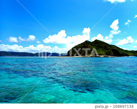 沖縄・慶良間諸島・座間味・渡し舟から見る安室島 沖縄・慶良間諸島・座間味・渡し舟から見る安室島 108697138