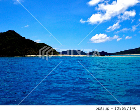 沖縄・慶良間諸島・座間味・渡し舟から見る安室島 沖縄・慶良間諸島・座間味・渡し舟から見る安室島 108697140