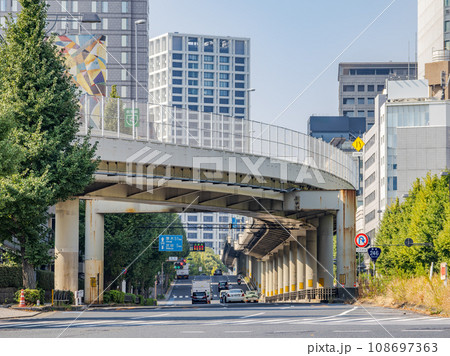 東京都市風景　三宅坂交差点から見た青山通り（国道246号線）と首都高速（4号新宿線） 108697363