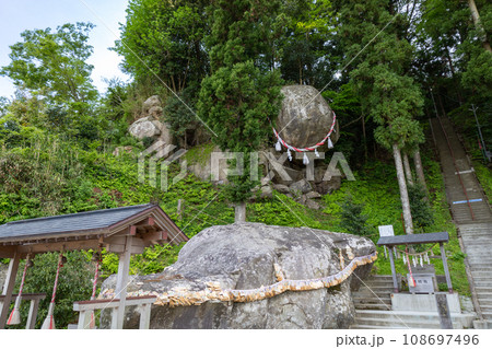 釣石神社の落ちない巨岩 108697496