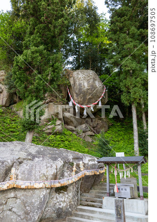 釣石神社の落ちない巨岩 釣石神社の落ちない巨岩 108697505
