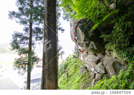 釣石神社の落ちない巨岩 釣石神社の落ちない巨岩 108697509