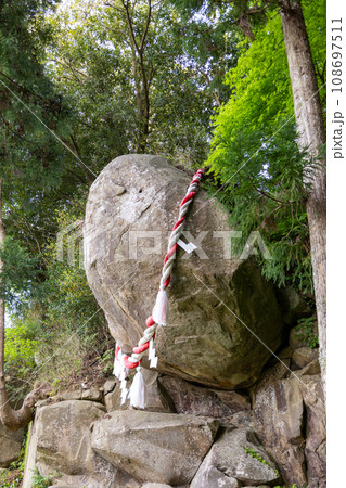 釣石神社の落ちない巨岩 108697511