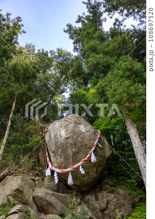 釣石神社の落ちない巨岩 108697520