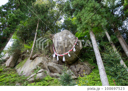 釣石神社の落ちない巨岩 釣石神社の落ちない巨岩 108697523