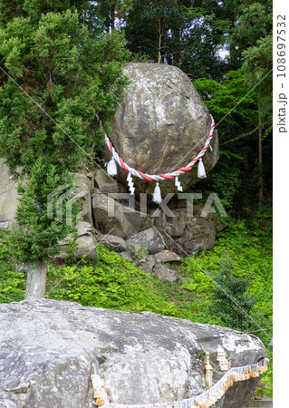釣石神社の落ちない巨岩 108697532