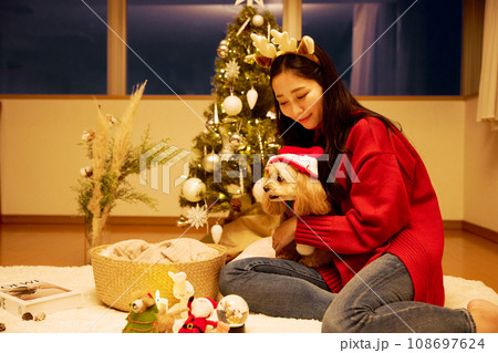 ペット犬と過ごすクリスマス ペット犬と過ごすクリスマス 108697624