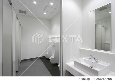清潔感のある男子トイレ 108697700