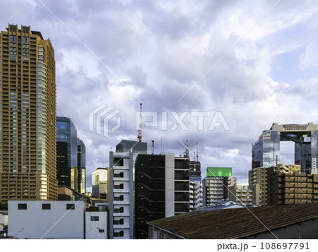 夕陽に照らされた大阪駅周辺のビル 夕陽に照らされた大阪駅周辺のビル 108697791