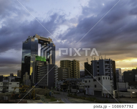 夕陽に照らされた大阪駅周辺のビル 夕陽に照らされた大阪駅周辺のビル 108697792