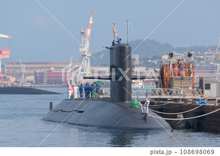 旭日旗を掲揚する海上自衛隊練習潜水艦あさしお 旭日旗を掲揚する海上自衛隊練習潜水艦あさしお 108698069