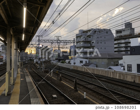 夕暮れの中津駅 夕暮れの中津駅 108698201