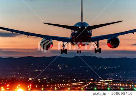 夕焼けの中伊丹空港へ着陸する旅客機 夕焼けの中伊丹空港へ着陸する旅客機 108698416