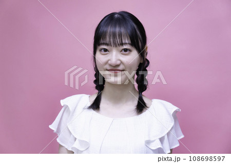 ツインテールの若い女性 108698597