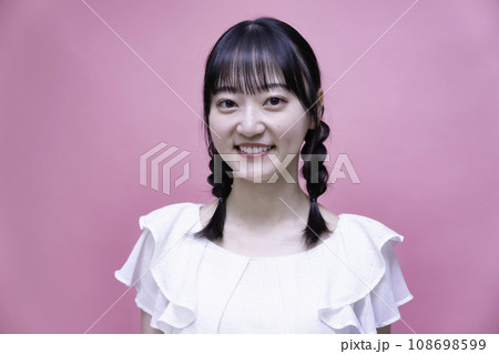 ツインテールの若い女性 108698599