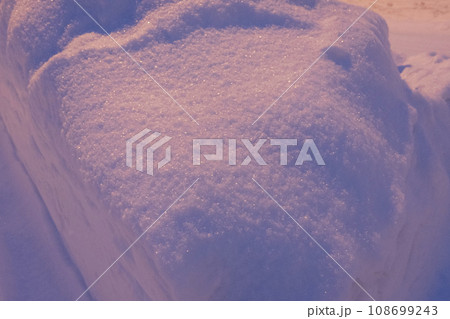 北海道　真冬の夜の雪模様 108699243