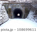 廃線敷のトンネル（雪） 108699611