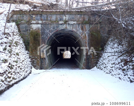 廃線敷のトンネル（雪） 108699611