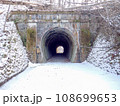廃線敷遊歩道のトンネル（雪） 108699653