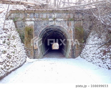 廃線敷遊歩道のトンネル（雪） 108699653