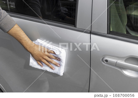 軽自動車のドアを拭き掃除する男の手 108700056